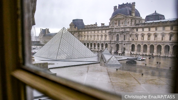 The Guardian: Протечка воды в Лувре повредила до 400 экспонатов