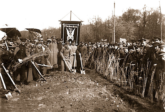 Раскопки на острове Декабристов. 1917 год