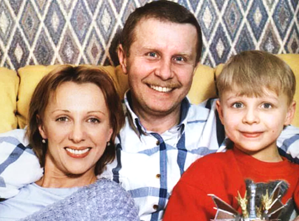 на фото Денис Шальных в детстве с родителями