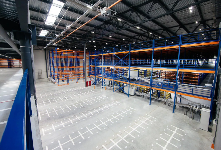 Пропуск на территорию осуществляется через автоматизированную систему учета, а сам склад находится под круглосуточной охраной, все площадки освещены в темное время суток. Локация склада также имеет много плюсов: близость к транспортным развязкам, обязательно наличие собственной ж/д ветки. Склады класса А+ легко адаптировать под практически любые категории грузов, не снижая скорости и уровня сохранности грузооборота. Площадь застройки 40-45%.