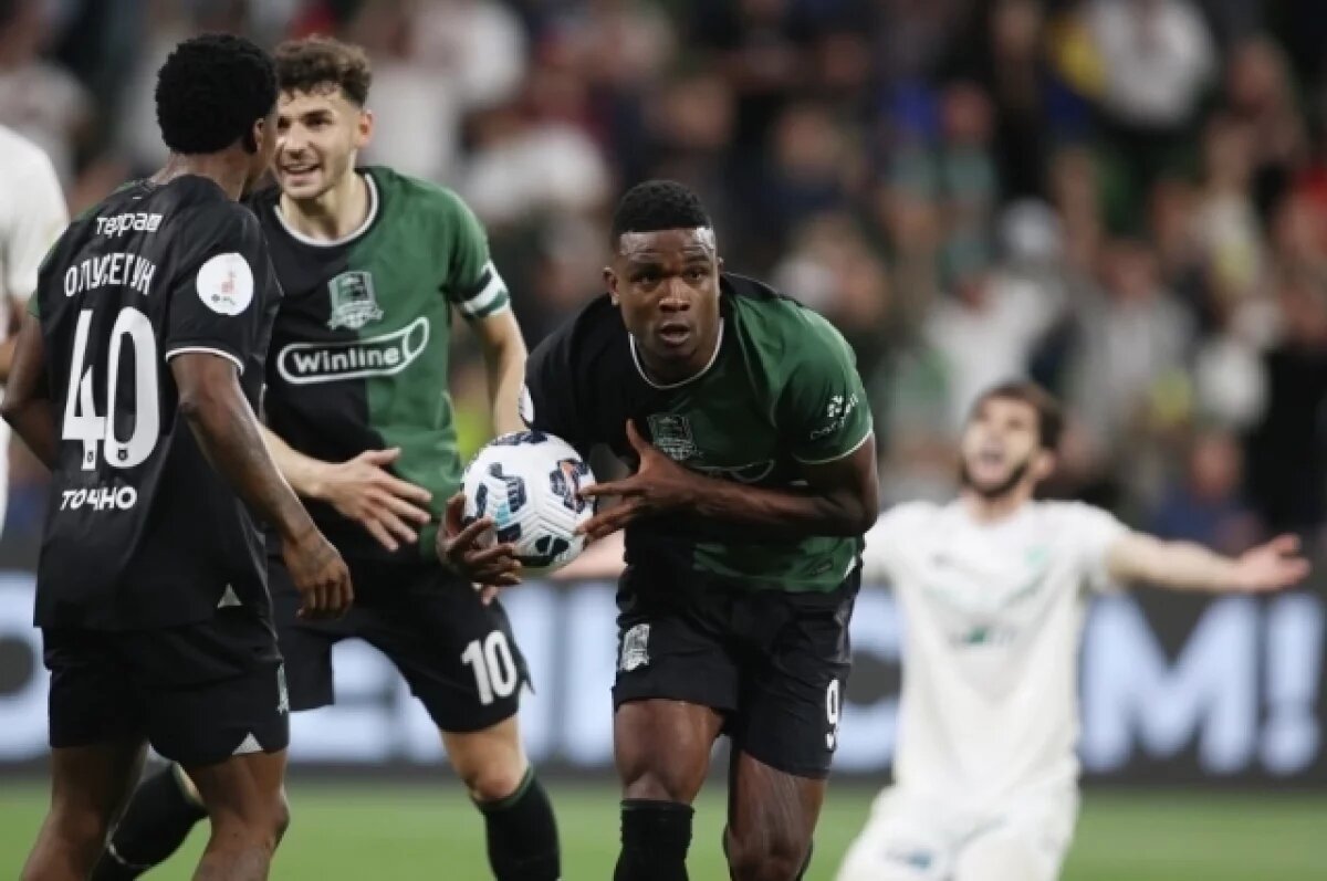    Игрок ФК «Краснодар» Джон Кордоба (в центре).