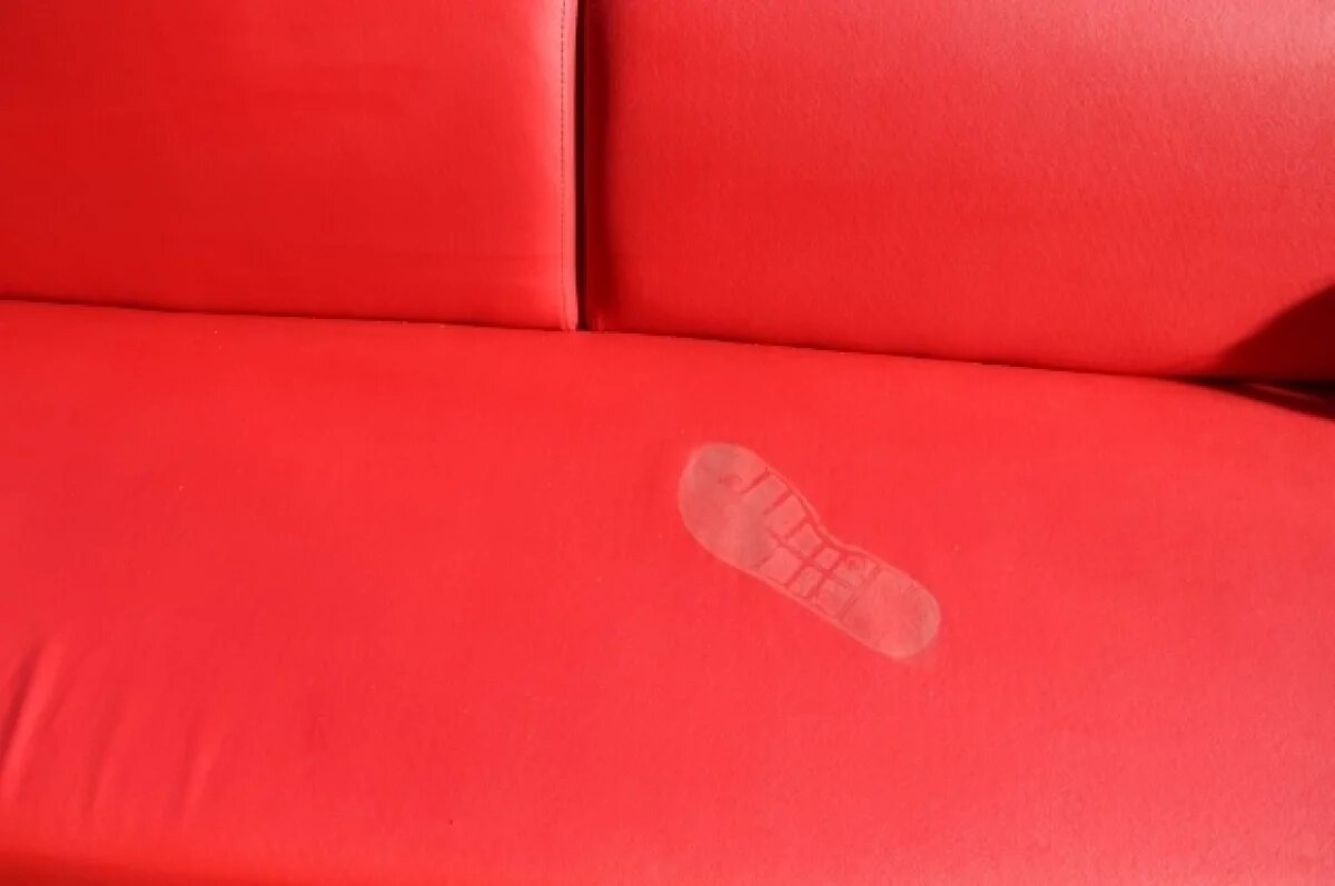    Омич спрятался от приставов в диване, чтобы не платить алименты сыну