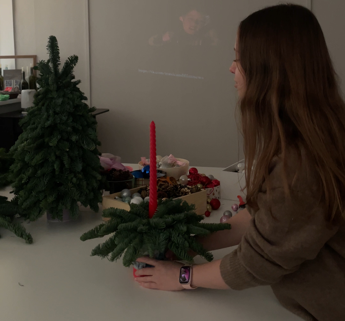 В процессе мк 😍 Здесь выключили свет, чтобы фото с фильмом получилось особенно атмосферным 💫