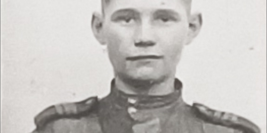 Он принял удар на себя в ближнем бою и его представили к медали «За отвагу». Подвиг гвардии сержанта Михаила Верещагина