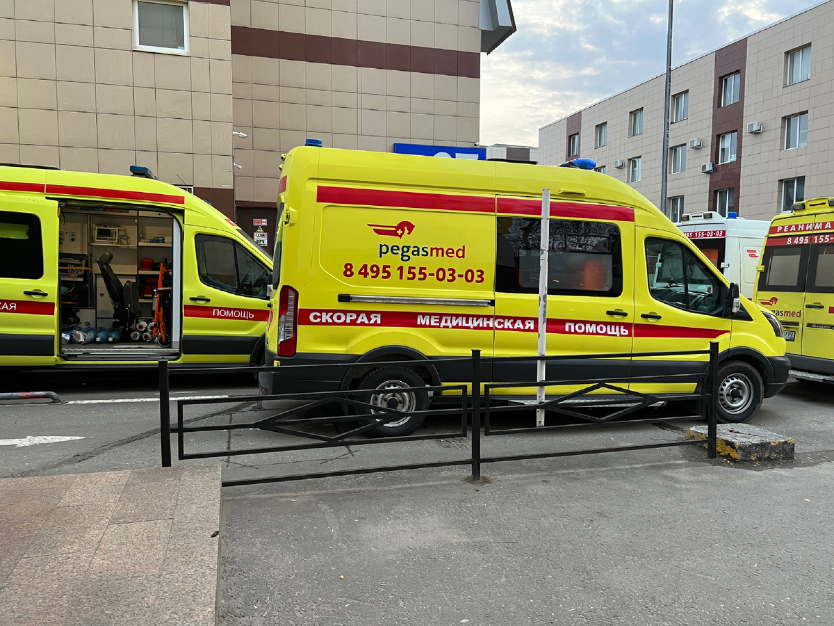 бригады частной скорой "ПегасМед" перед выездом на вызова