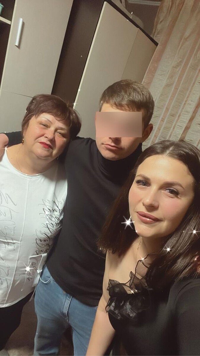 Юля с братом и мамой. Личный архив автора