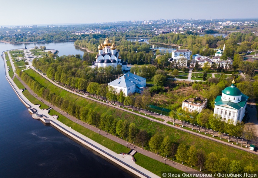 Вид на набережную Волки, Успенский собор и парк Стрелка 