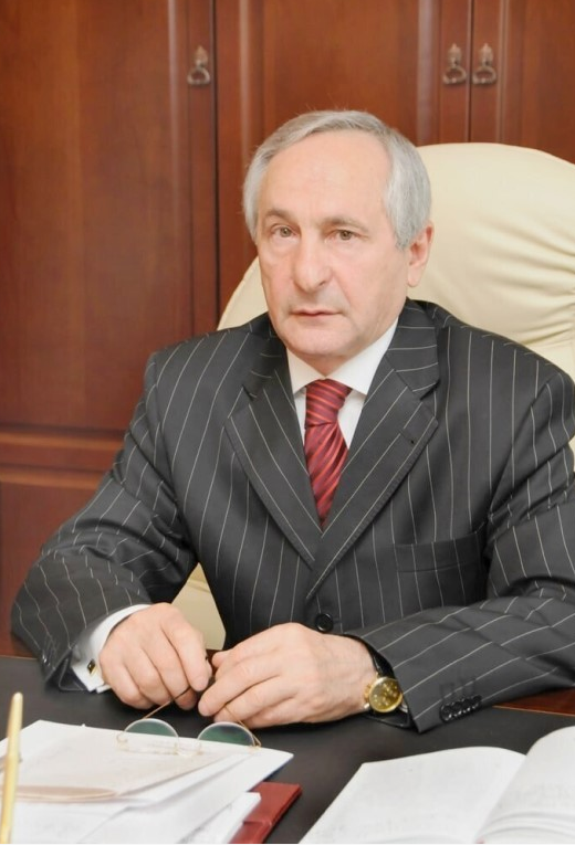 Бывший глава Верховного суда Адыгеи Аслан Трахов. В декабре 2025 года Генпрокуратура подала иск о дополнительном изъятии активов семьи Траховых на сумму 5,4 млрд рублей. Среди требований — обращение в доход государства более 630 объектов недвижимости, включая 442 земельных участка, 174 нежилых здания и помещения, 8 особняков и 9 квартир. Предварительные слушания назначены на 19 декабря. Ранее, в сентябре 2025 года, суд уже изъял у Трахова и его родственников имущество на сумму около 13 млрд рублей, включая 100% долей в ООО «ТК “Монорама Адыгея”» и ООО «Лаки», 118 земельных участков, 71 коммерческое здание и помещение, 11 жилых зданий и помещений, а также 14 незавершённых объектов