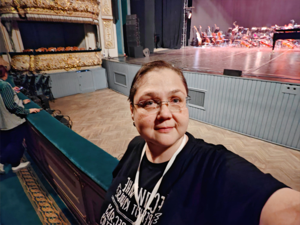 За моей спиной та самая историческая  оркестровая яма. Фото автора.