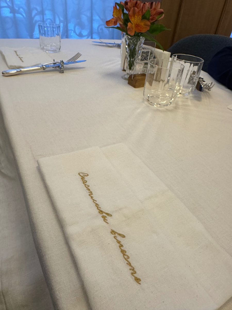 Льняные скатерти, живые цветы 