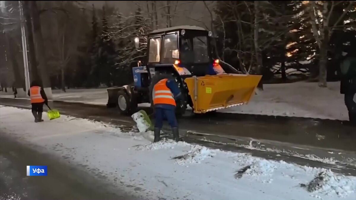    Коммунальщики расчистили улицы Уфы от снега