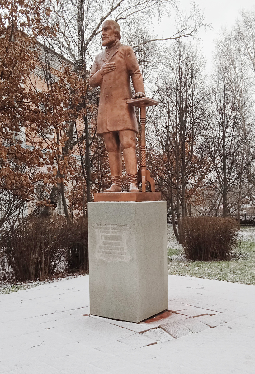 одножие памятника «плывёт»