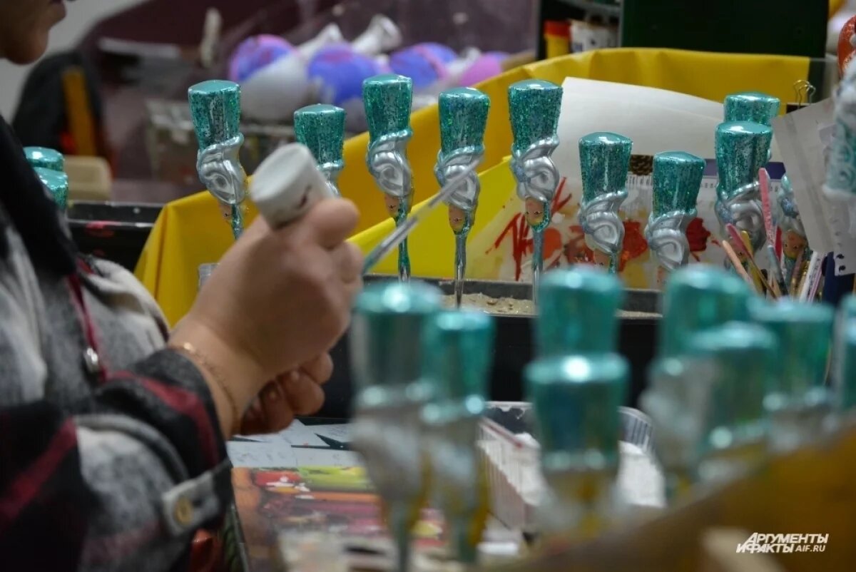    В декабре на фабрике игрушек кипит работа