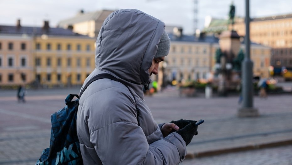 Автор фото: Anna Svet / Shutterstock / FOTODOM. Молодой человек на Сенатской площади в Хельсинки, Финляндия.