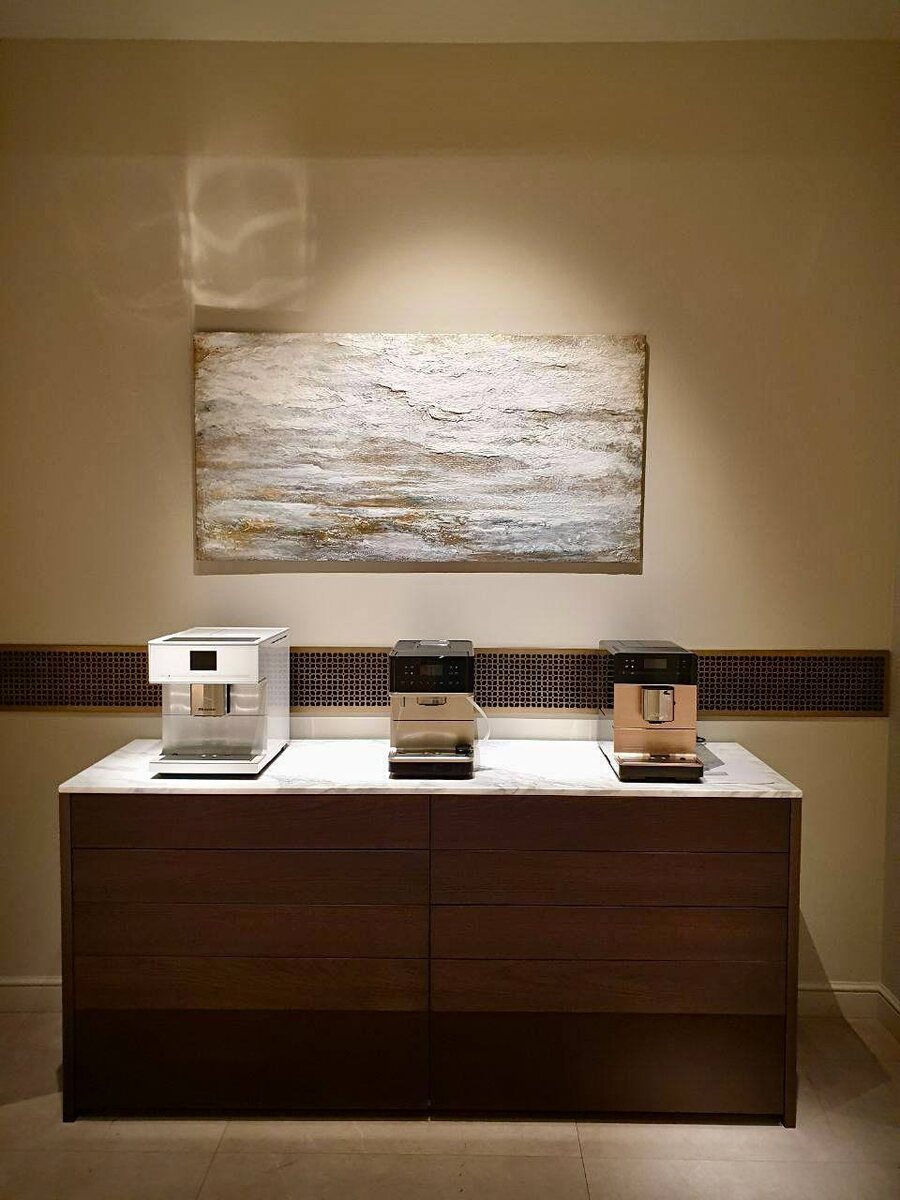 Светлая картина как акцент на кухне