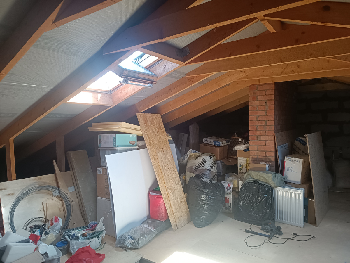 Год назад на чердаке было так. И это уже начался процесс ремонта🤗