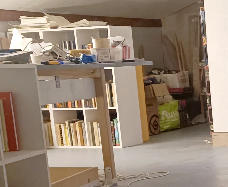 Вон они, в закутке все стоят 😂