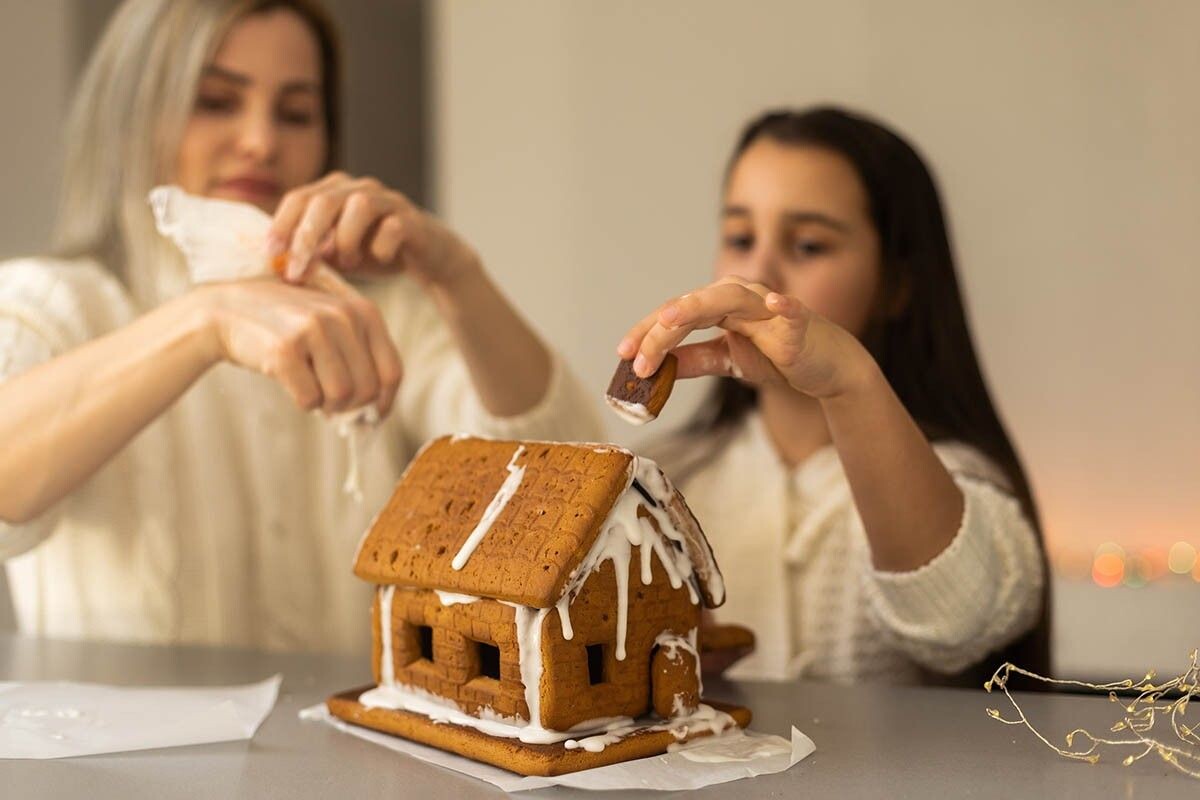 Строительство пряничного домика — занятие для всей семьи. Источник: Andrew Angelov / Shutterstock / FOTODOM📷
