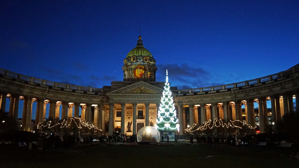 Ежегодно возле Казанского Собора устанавливают елку и Рождественский вертеп. Листайте галерею, чтобы увидеть ещё фото