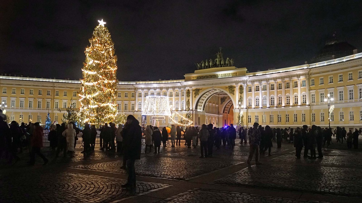 Главную елку Санкт-Петербурга наряжают на Дворцовой площади