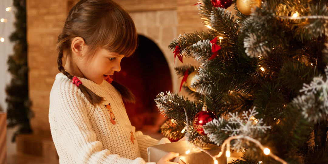 Подарки детям на Новый 2026 год: топ идей по возрастам, сладкие наборы, что подарить