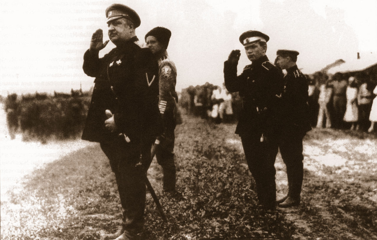 Командующий армией генерал Май-Маевский (на переднем плане) и капитан Макаров (сзади), оба в дроздовской форме