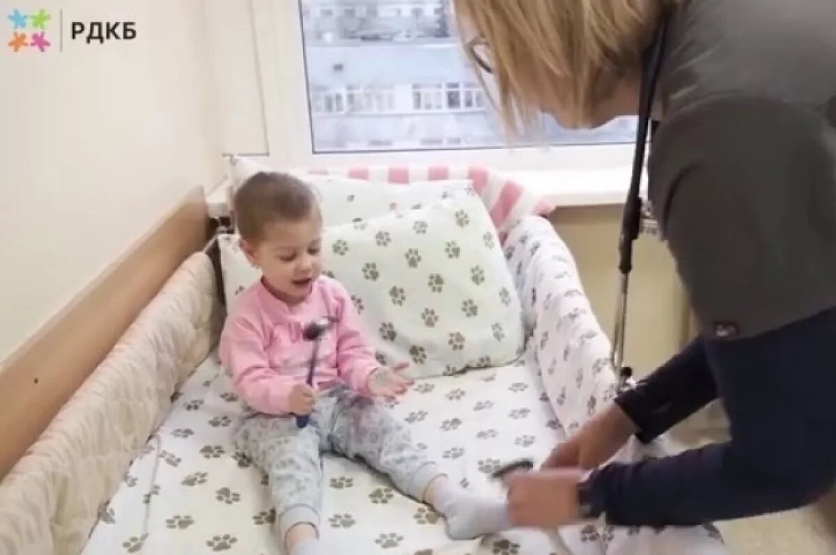    Девочка из Уфы, которую отец выбросил из окна, встретит Новый год дома