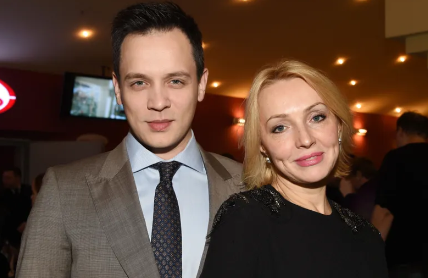 Елена старше Александра Асташёнка на 13 лет. Фото: соцсети