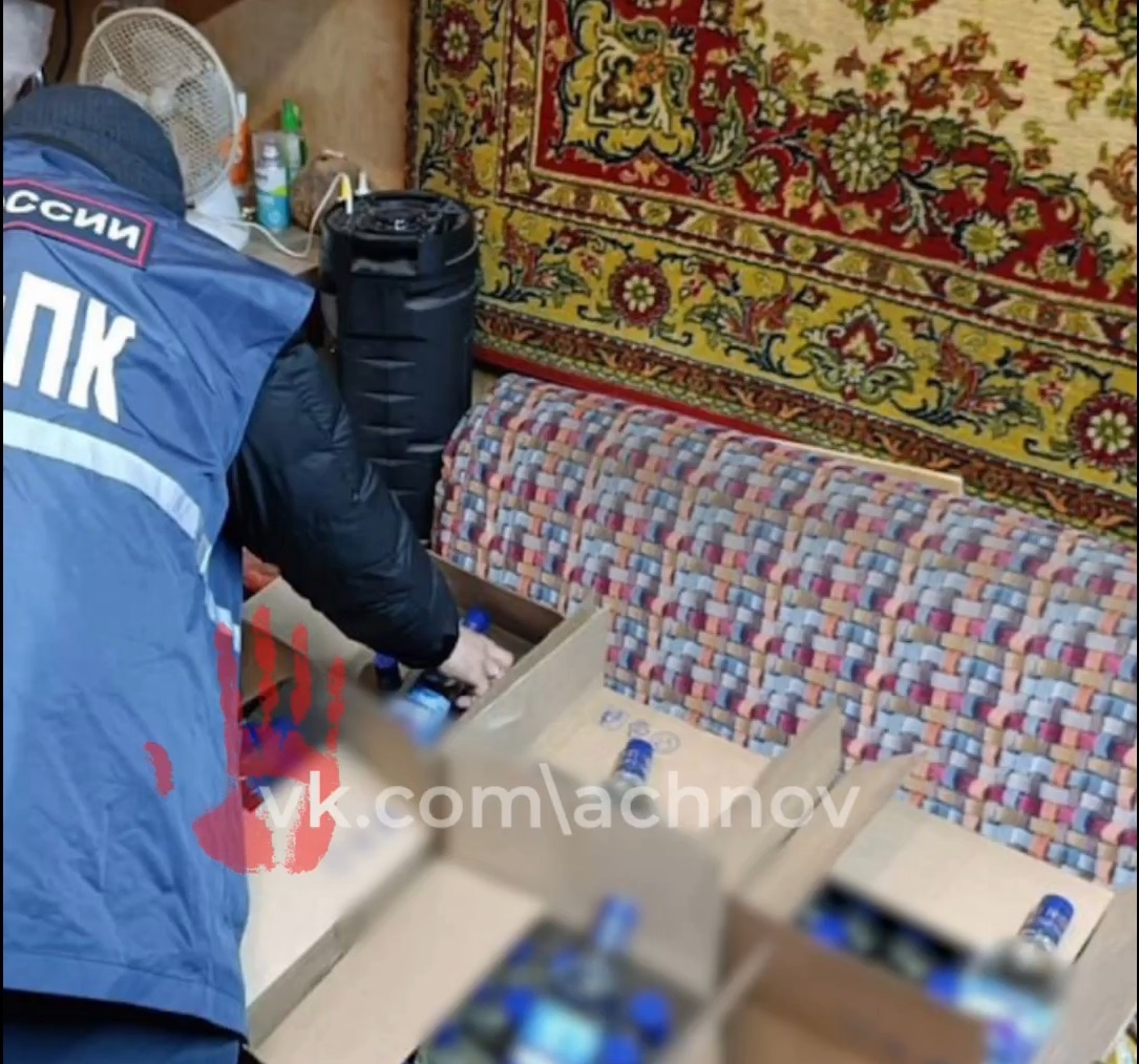 Сотрдуниик полиции ведут осмотр склада 