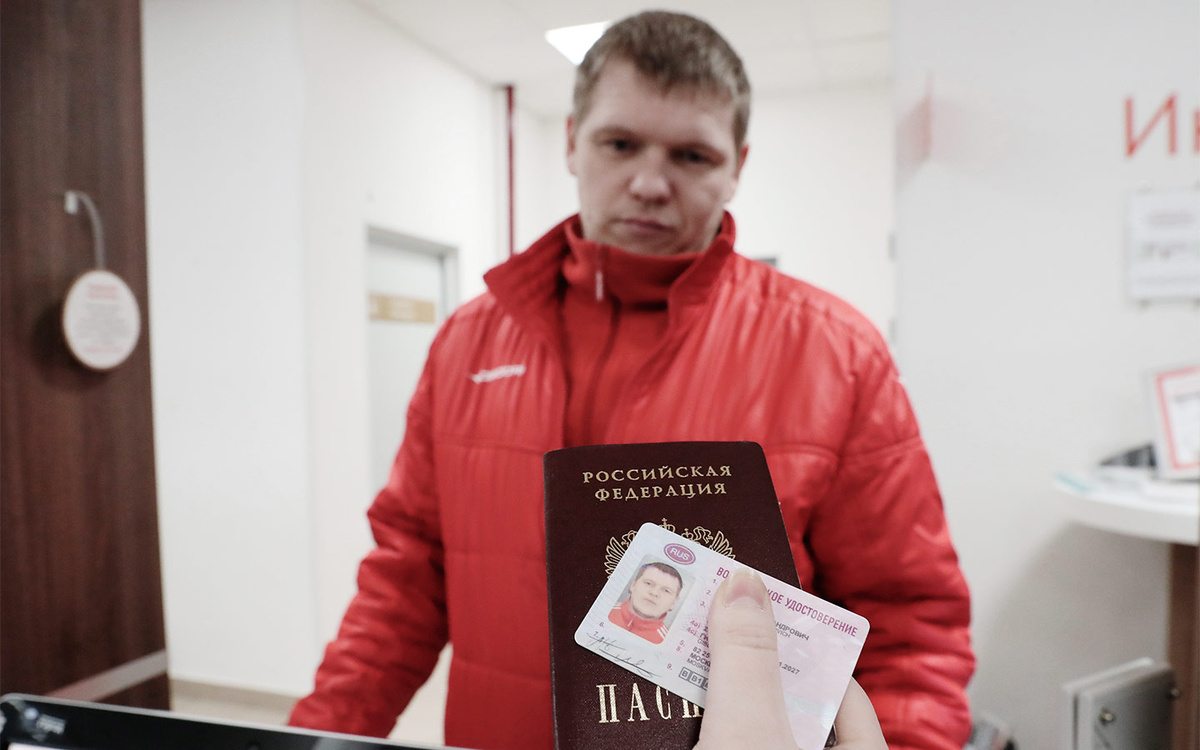 Вячеслав Прокофьев / ТАСС📷Транспортные средства относятся к источникам повышенной опасности для окружающих, поэтому право на управление ими предоставляется лицам, отвечающим определенным требованиям по возрасту, здоровью, а также прошедшим соответствующую подготовку.