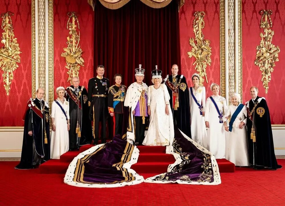    Британские король и королева поделились новой рождественской открыткой