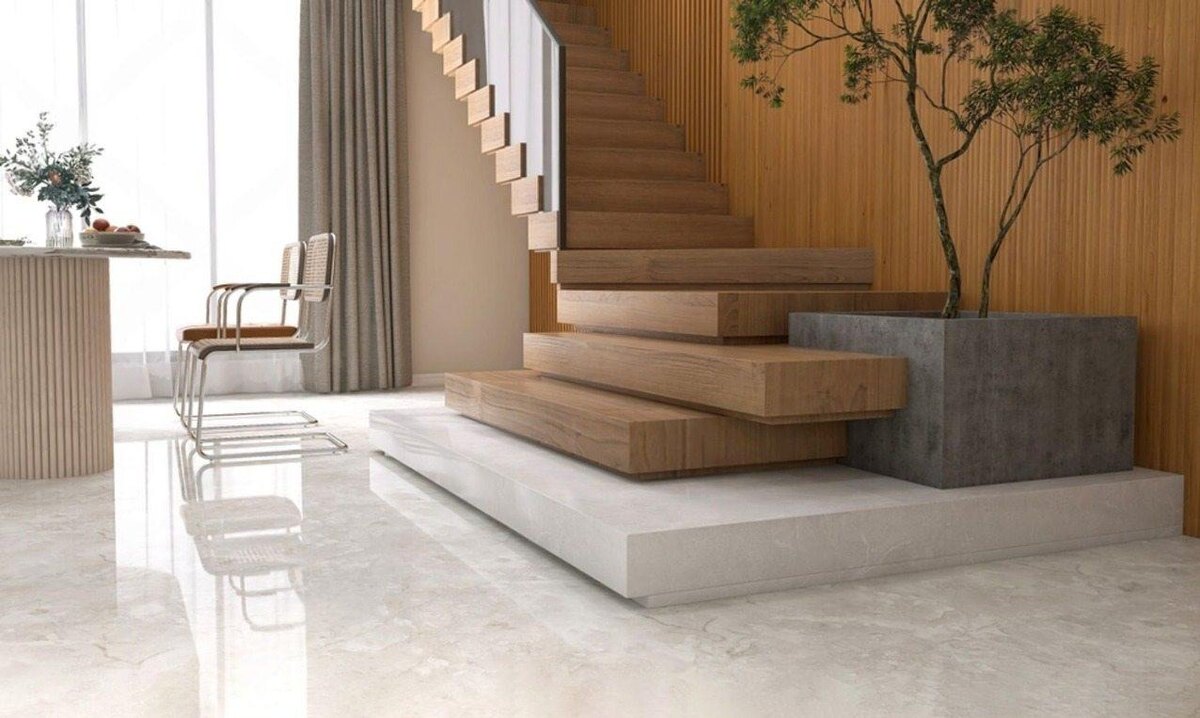 Готовая лестница из массива твердых пород в интерьере частного дома.