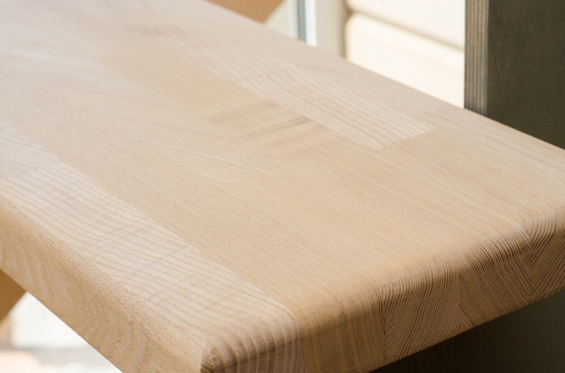 Текстура ясеня: отличается пестрым, живым рисунком волокон и самой высокой твердостью из "тройки"