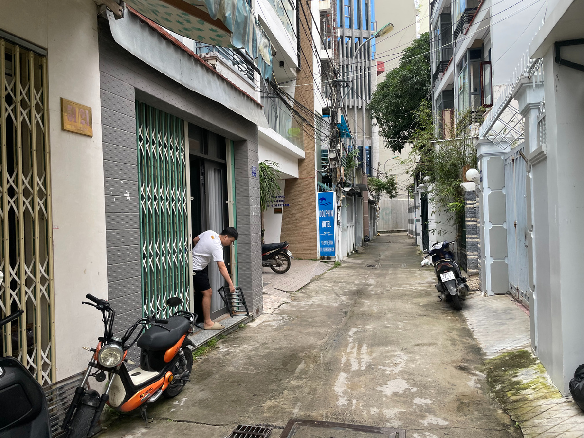 Находится в таком переулке. Я сразу и не нашел