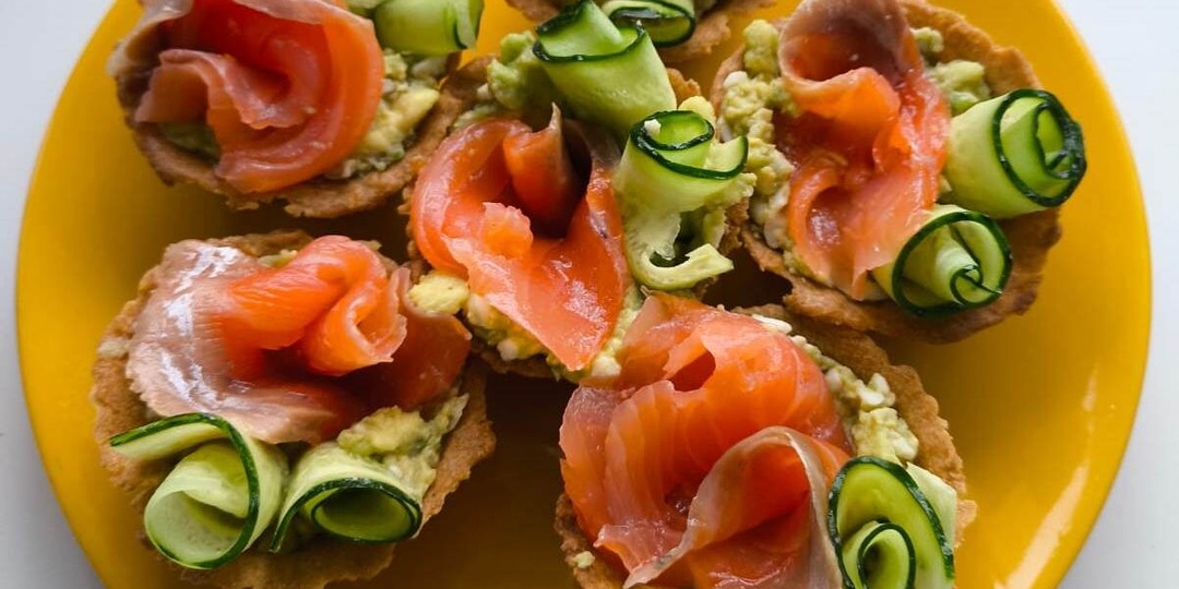 Песочные тарталетки с авокадо и слабосоленой красной рыбой для красивого и легкого новогоднего стола