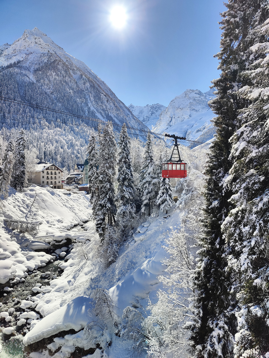 Знаменитый красный вагончик Домбая