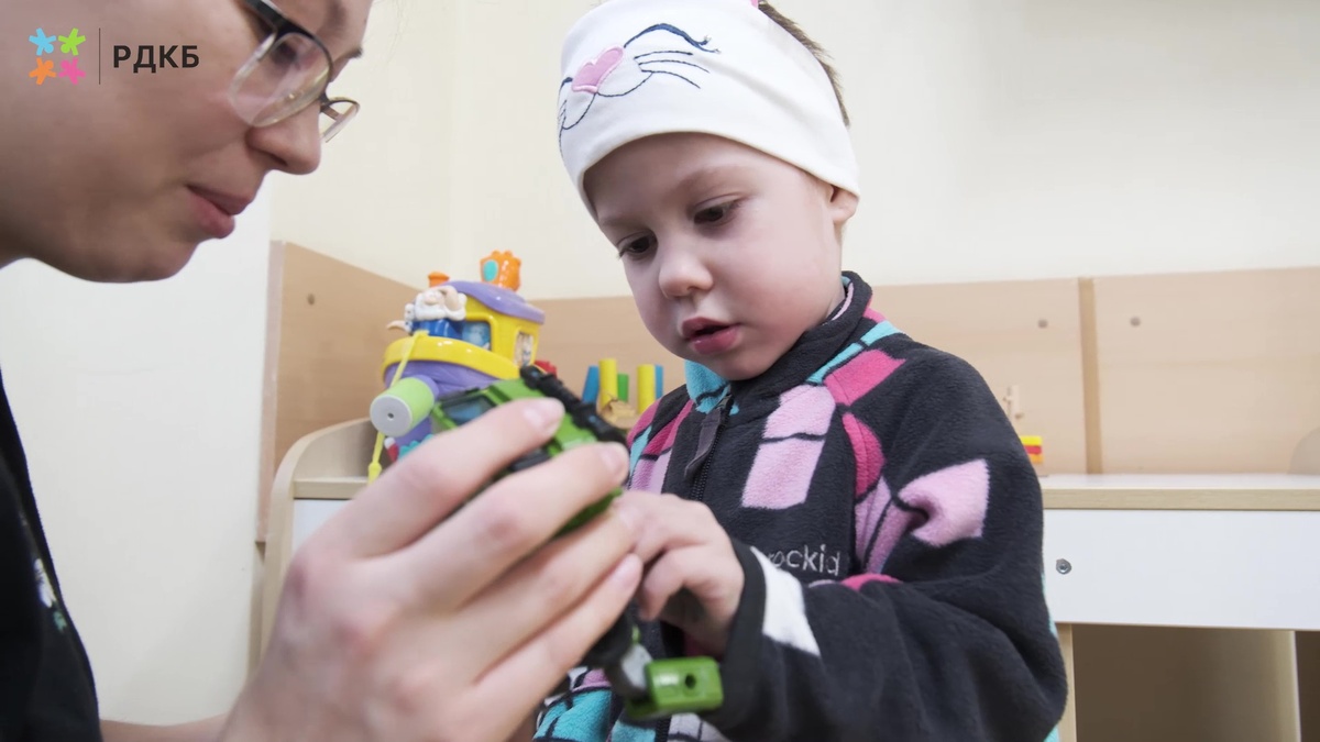    Трехлетняя девочка, которую отец выбросил из окна в Уфе, идет на поправку