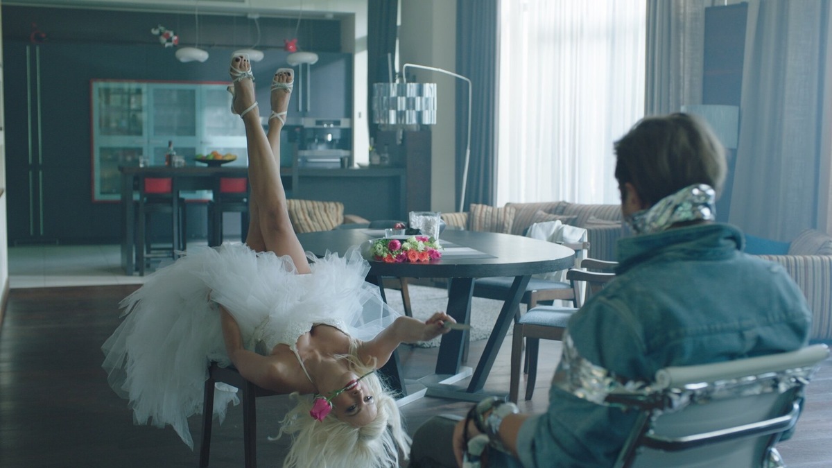 Кадр из фильма "Мальдивы подождут" На фото Полина Максимова и Роман Маякин