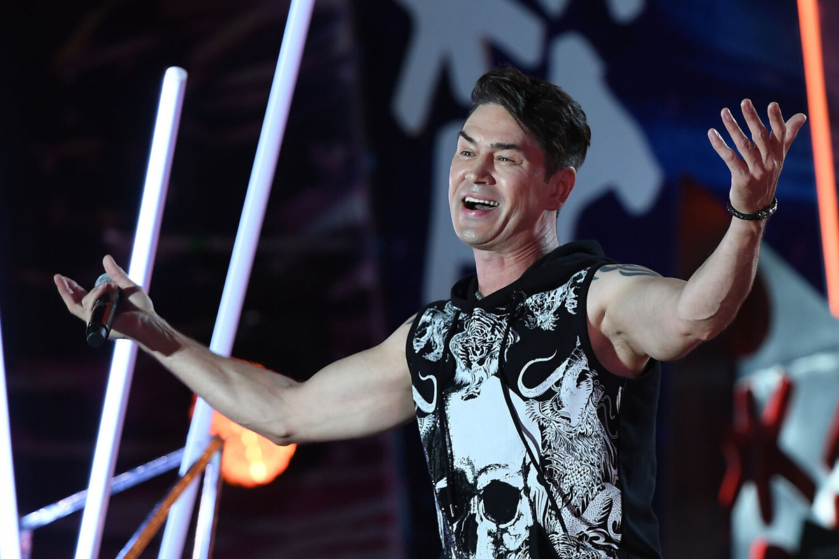 Участник группы "На-На" певец Владимир Политов во время выступления на международном музыкальном фестивале "Жара" в Баку, Азербайджан, 27 июля 2019 года ©Екатерина Чеснокова/РИА Новости  📷