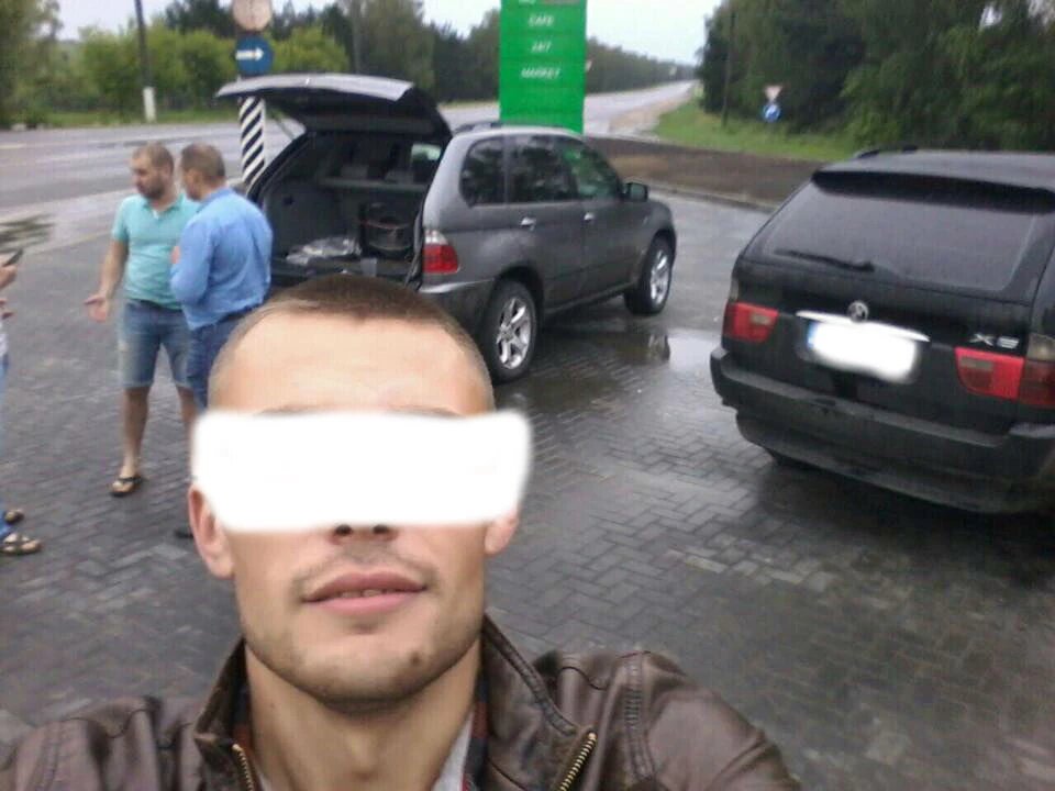 Подозреваемый сделал селфи на фоне своих жертв. Парень в шортах и голубой футболке - убитый Игорь Юрчак. Фото:соцсети