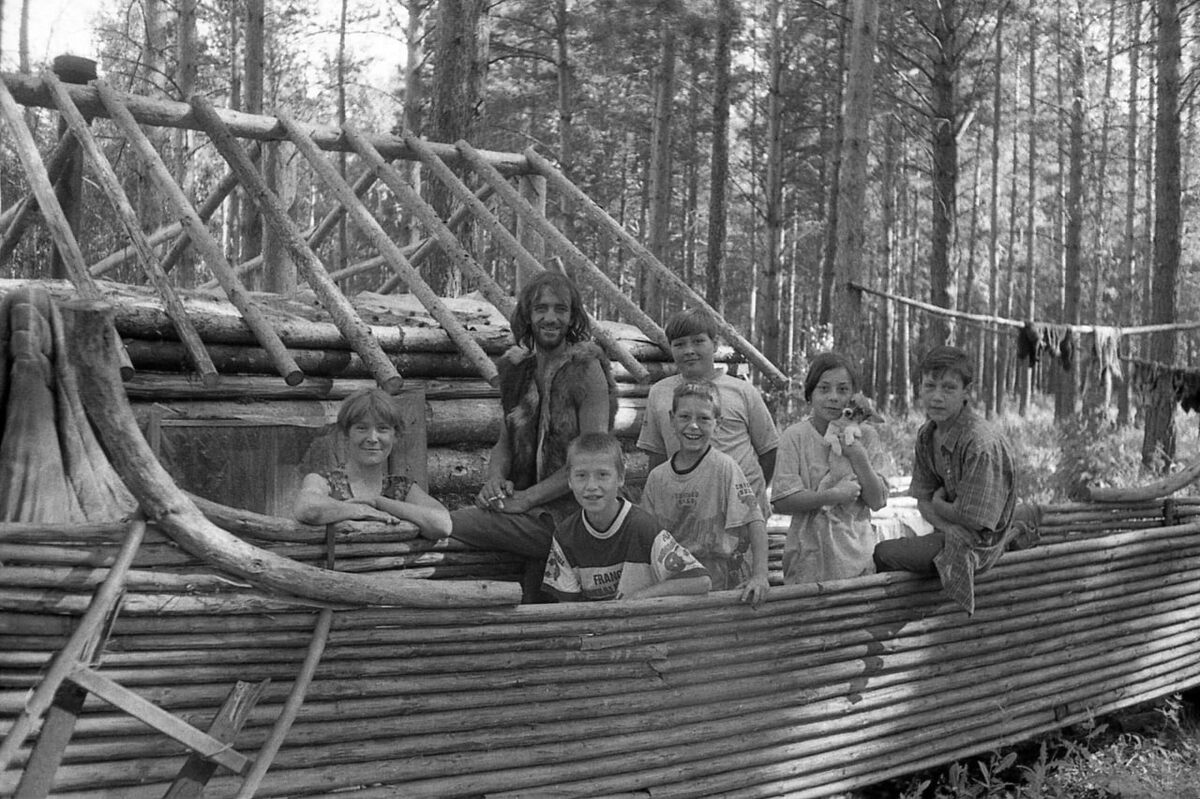 Отшельник Валера и маленькие гости
Фото: Петр Кузнецов / «Ухо Сосновоборска»