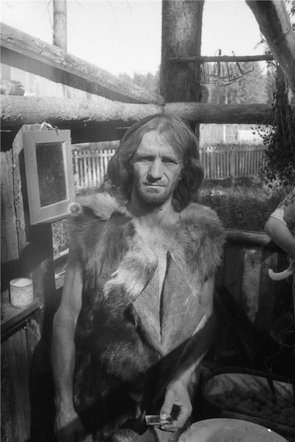 Валера в экстравагантном наряде из шкур. Однако, как говорят очевидцы, так он почти не ходил
Фото: Петр Кузнецов / «Ухо Сосновоборска»