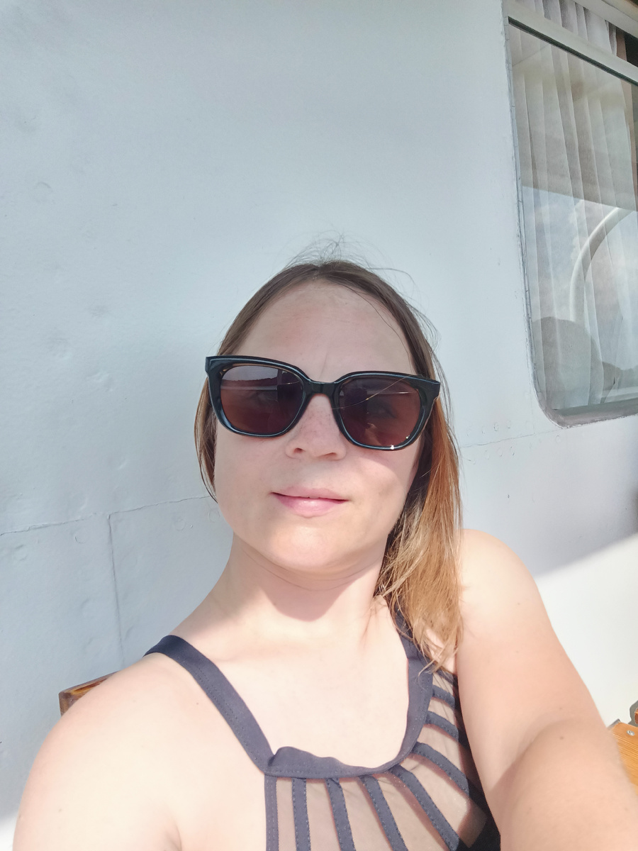 Я взяла и купальник и теплый спортивный костюм потому, что вечером на воде прохладно.