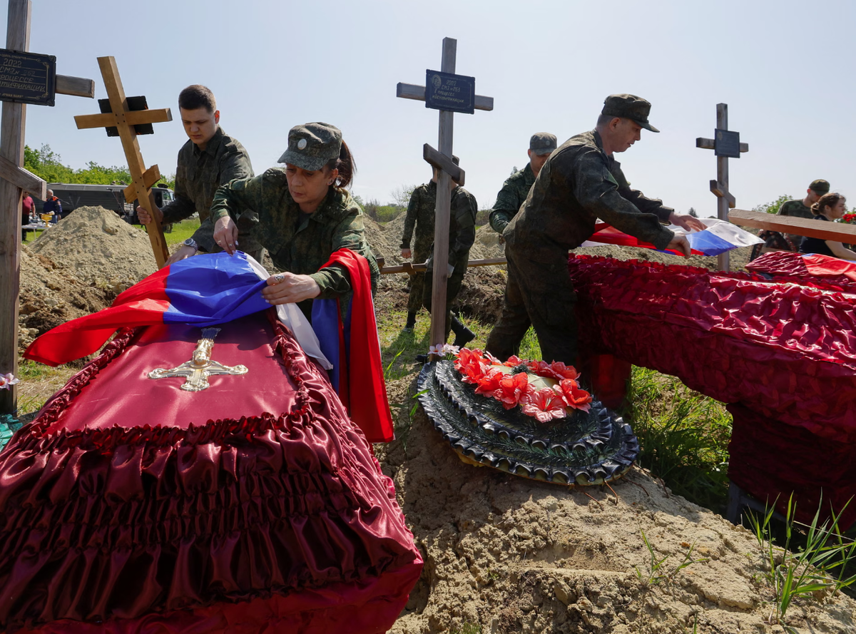 Российские солдаты похоронены в Луганске, Украина, в мае 2023 года © Александр Ермоченко/Reuters