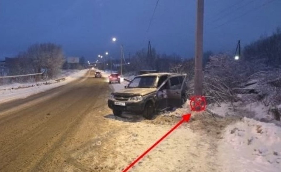    В Сыктывкаре после столкновения со столбом пострадала водитель «Нивы Шевроле»