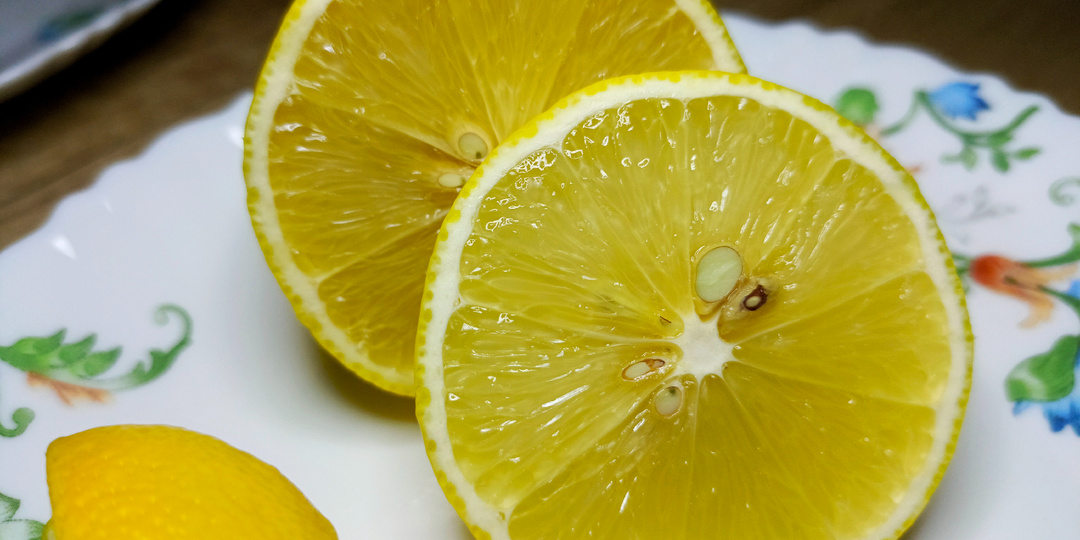 Почему при простуде едят лимон.