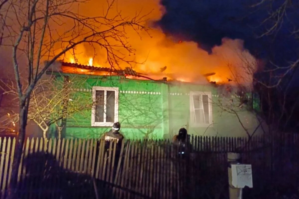    Женщина погибли при пожаре в жилом доме в Великих Луках