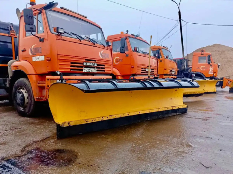     На базах находятся 69 комбинированных дорожных машин, 37 грейдеров, 31 трактор, 38 погрузчиков и другая спецтехника. Фото: ГОКУ «Новгородавтодор»