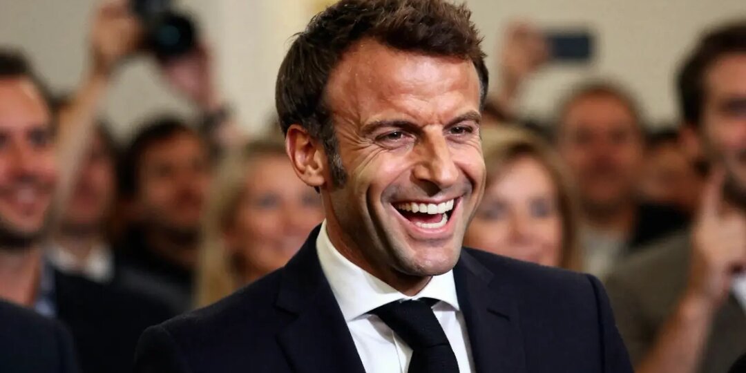 Макрона сняли убегающим от службы безопасности КНР: Кадры