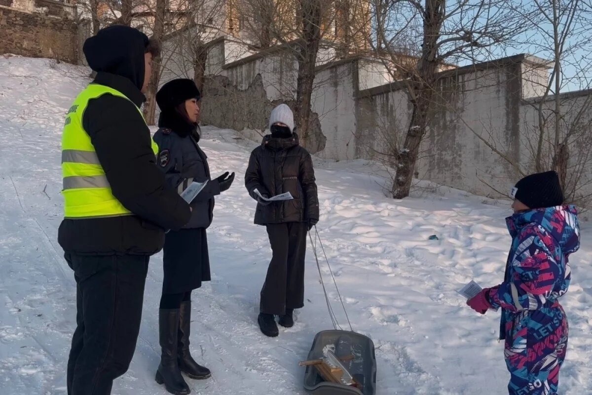    В Железнодорожном районе Улан-Удэ буквально на днях прошёл рейд по ликвидации небезопасных горок во дворах.